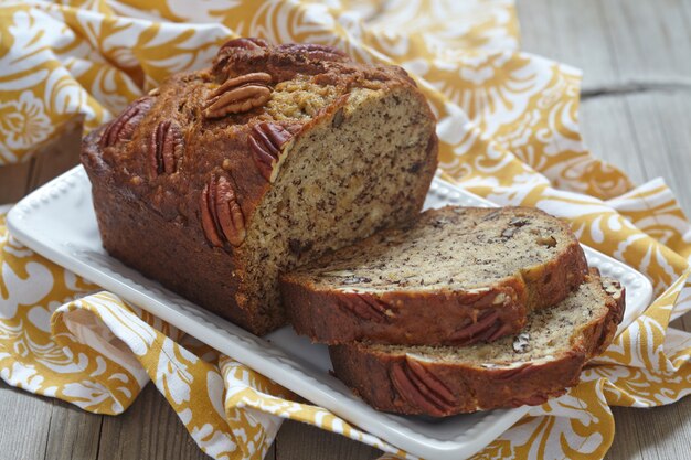 Pan de plátano en rodajas con nueces pecanas