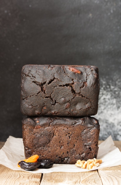 Pan de postre casero con malta, ciruelas pasas, nueces