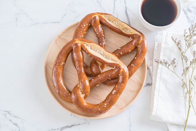 pan de pretzel en un plato