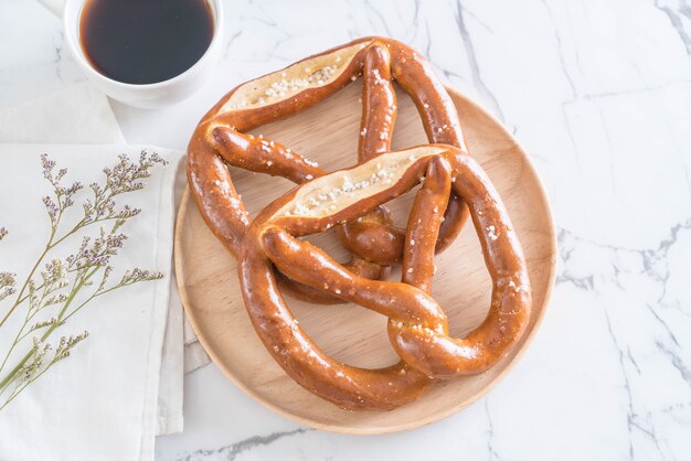 pan de pretzel en un plato