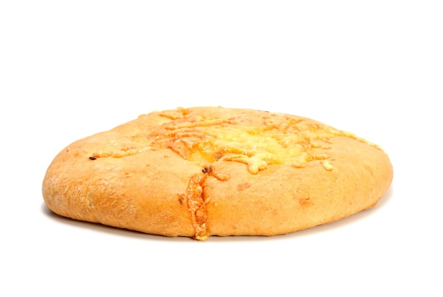 Pan con queso aislado en blanco