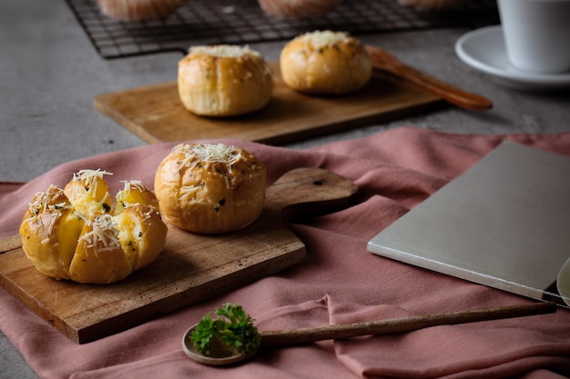 Pan de queso y ajo Yugjjog Maneulppang es comida callejera popular coreana que se sirve en la mesa