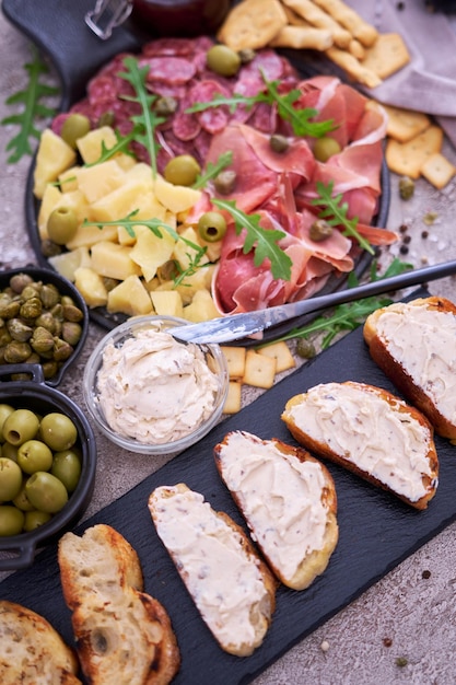 Pan con queso y antipasto italiano plato de carne prosciutto jamón bresaola salami y parmesano