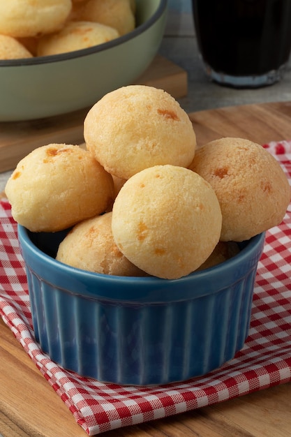 Foto pan de queso de bocadillo brasileño o pao de queijo en un tazón azul