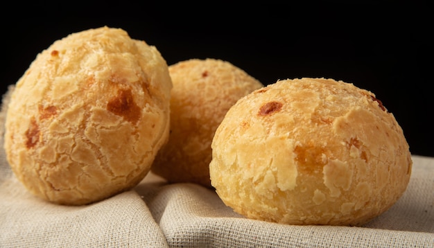 Pan de queso de Brasil, arreglo con pan de queso sobre tela en negro