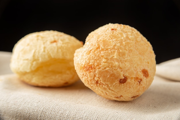 Pan de queso de Brasil, Arreglo con pan de queso sobre tela