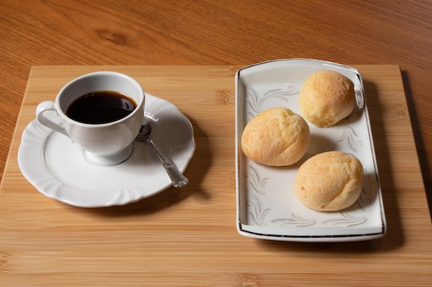 pan de queso y café en la mesa, desayuno