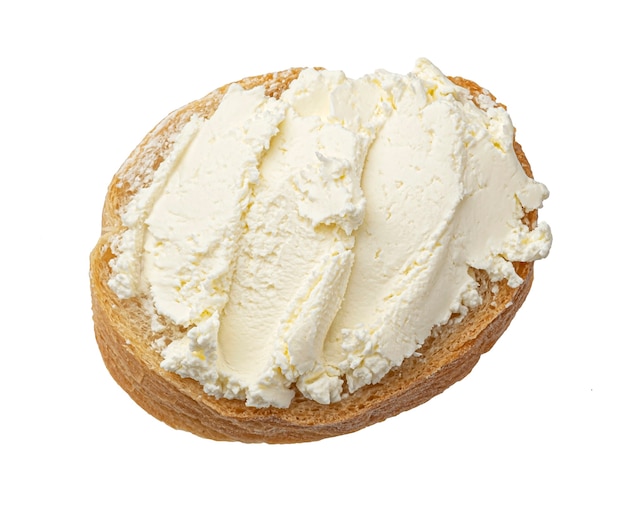 Pan con queso crema aislado sobre fondo blanco vista superior