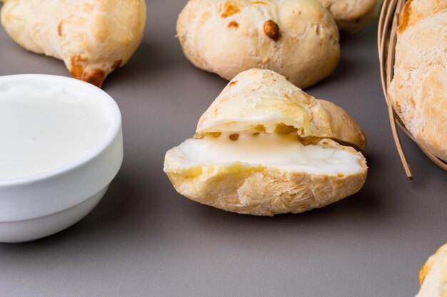 Pan de queso fresco brasileño Pao de queijo relleno con catupiry y queso crema Enfoque selectivo