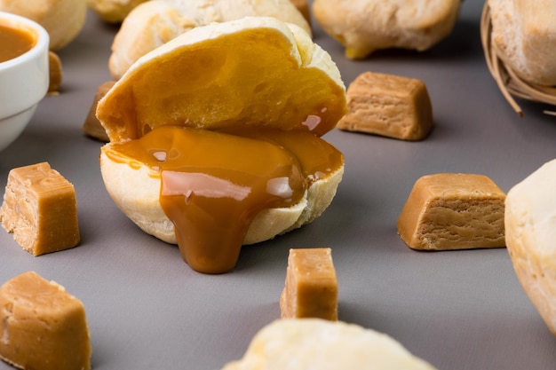 Foto pan de queso fresco brasileño pao de queijo relleno con dulce de leche enfoque selectivo