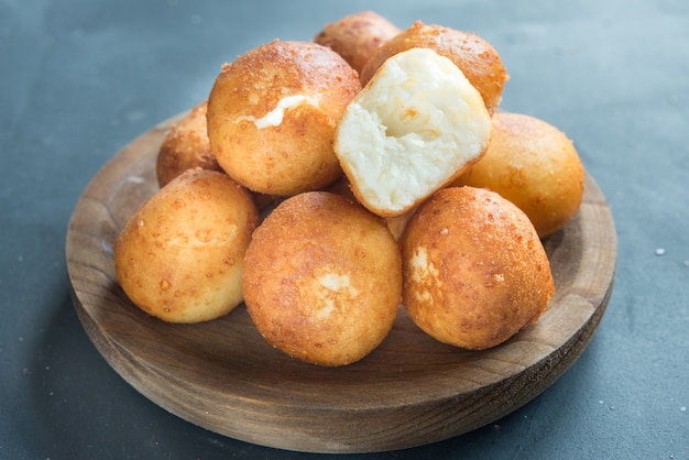 Pan de queso frito tradicional buñuelo colombiano