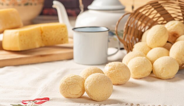 Pan de queso, mesa de desayuno en Brasil, pan de queso, café y accesorios, enfoque selectivo.