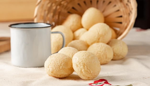 Pan de queso, mesa de desayuno en Brasil, pan de queso, café y accesorios, enfoque selectivo.