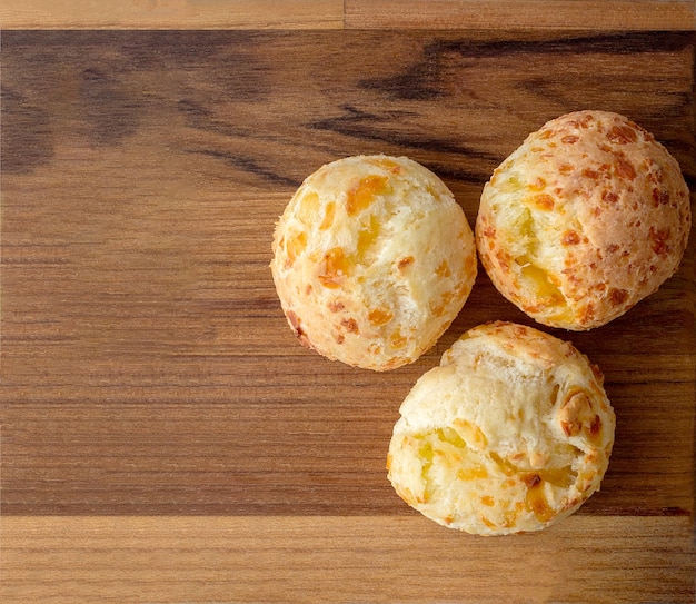 Foto pan de queso en mesa de madera