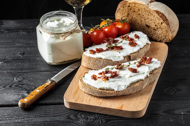 Pan y queso en la mesa.