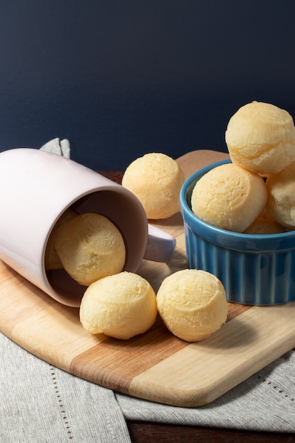 Pan de queso (pao de queijo) en la tabla de cortar.