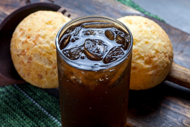 Foto pan de queso de snack brasileño con refresco de cola