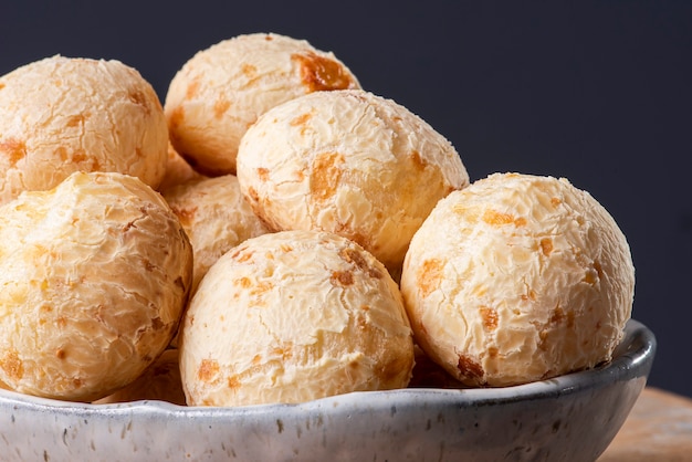 Pan de queso típico brasileño en un recipiente