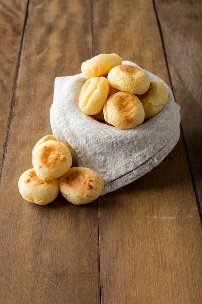 Pan de queso tradicional brasileño en una olla