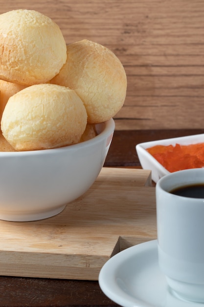 Pan de queso tradicional brasileño (pao de queijo) con mermelada y café