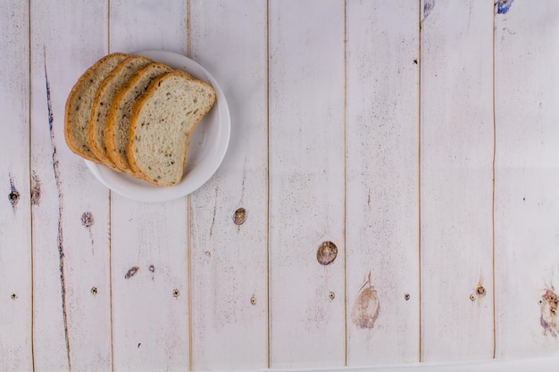 Un pan rebanado en una mesa de madera