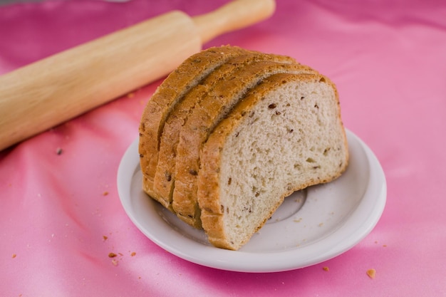 Pan rebanado con un rodillo en la tela