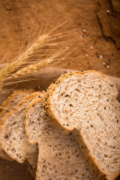pan rebanado del trigo integral en fondo oscuro.