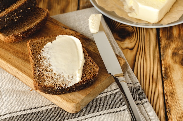 Pan recién horneado con barra de mantequilla