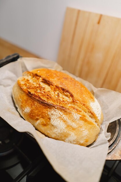 Foto pan recién horneado en casa hogaza de pan artesanal de masa madre