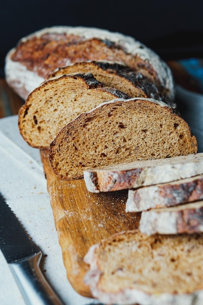 Foto pan recién horneado con corteza dorada de cerca masa de levadura concepto de productos de panadería panadería y alimentación saludable