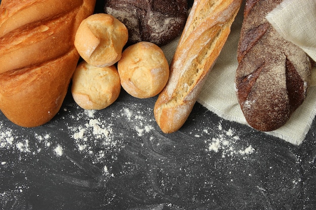 Pan recién horneado en la mesa de cerca