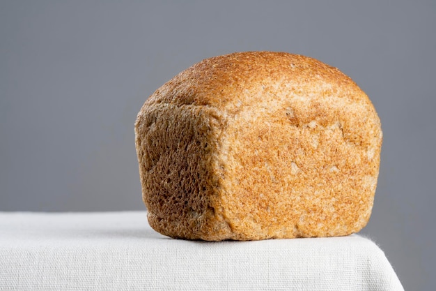 Pan recién horneado en una mesa de cocina clara y fondo gris