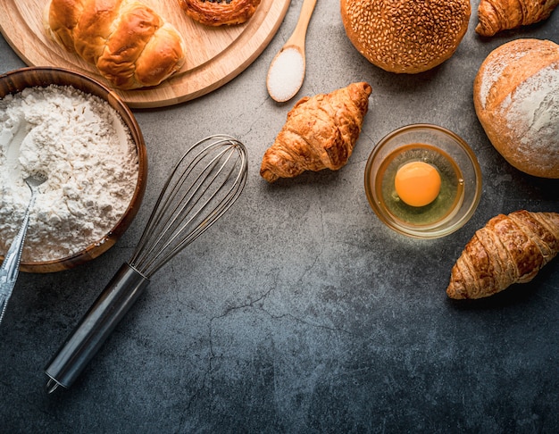 Pan recién horneado en mesa de madera, concepto de panadería, vista superior endecha plana