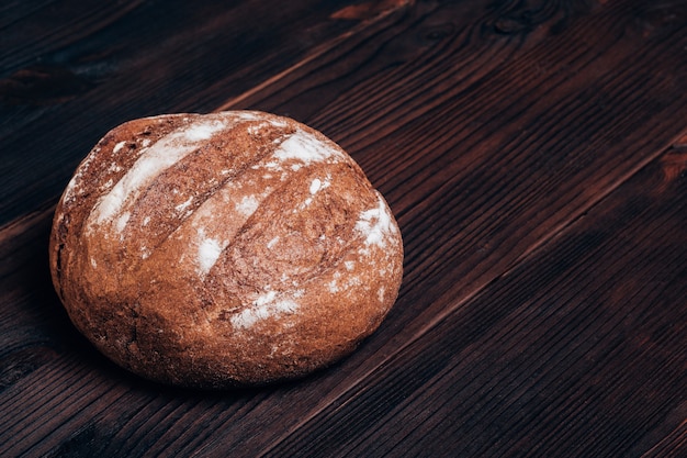 Pan recién horneado en una mesa de madera marrón