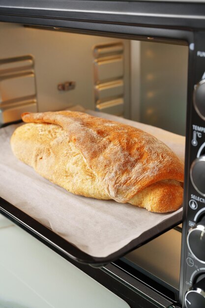 Pan recién horneado en un mini horno en la cocina