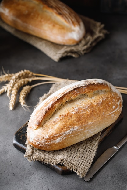 Pan recién horneado. Pan casero de masa madre