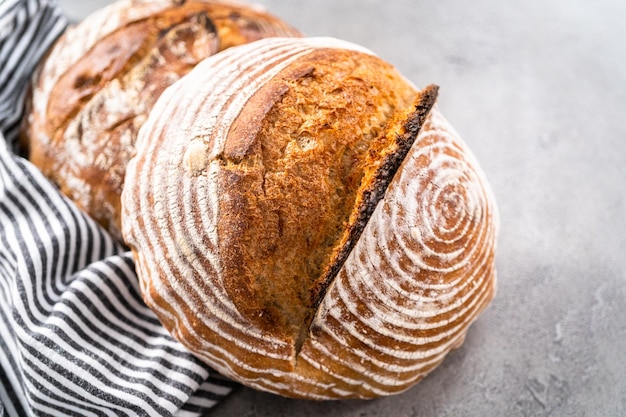 Pan recién horneado de pan de masa fermentada de trigo con marcas de la cesta de pruebas de pan