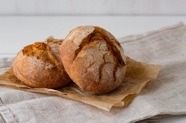 Pan recién horneado. Panadería fresca. Alimentación saludable.