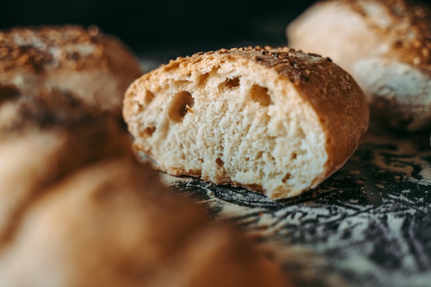 Pan recién horneado en la panadería la panadería