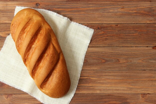 Pan recién horneado en el primer plano de la mesa