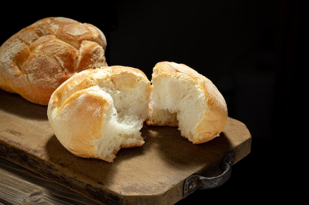 Pan recién horneado en rústica mesa de madera