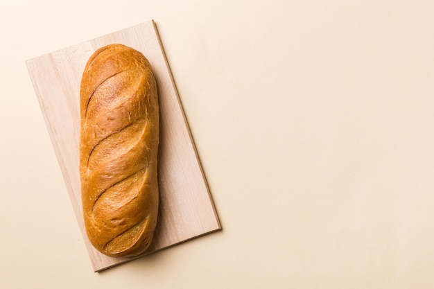 Pan recién horneado con una servilleta en la vista superior de la mesa rústica Pan de pan blanco saludable aislado