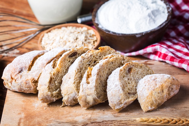 Pan recién horneado tradicional en mesa de madera Pan de harina de avena