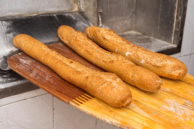 Pan recién salido del horno. Panes recién horneados, sacados con una pala.