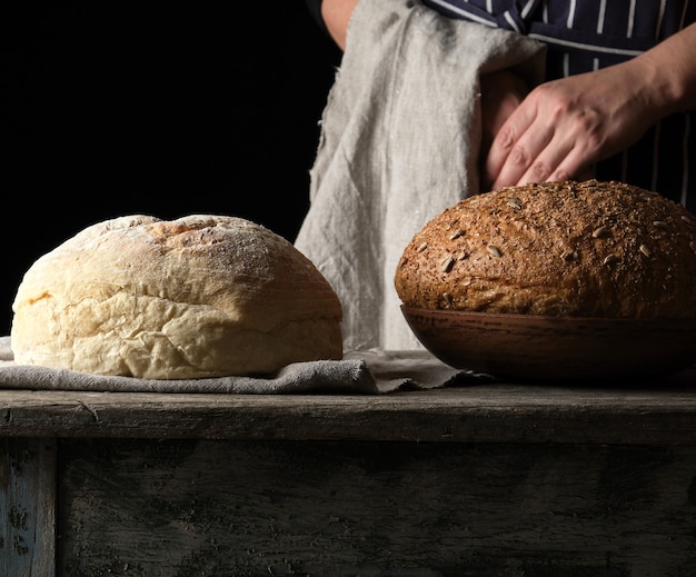 pan redondo al horno sobre una mesa de madera