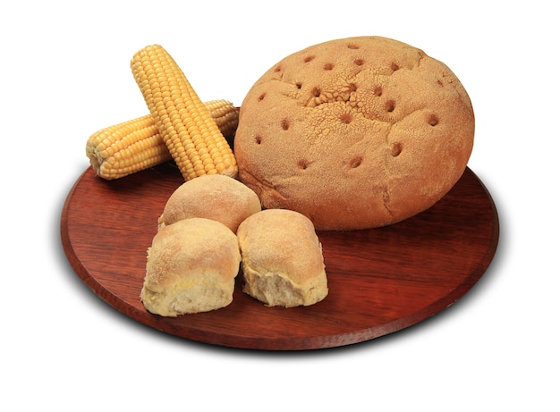 Pan redondo de pan de maíz de cerca sobre una superficie blanca.