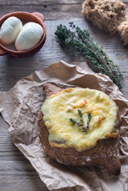 Pan relleno de queso con mozzarella y tomillo