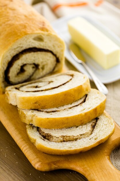 Pan de remolino de canela de masa madre artesanal fresca sobre la mesa.