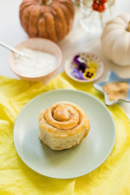 El pan rollado de canela en un plato