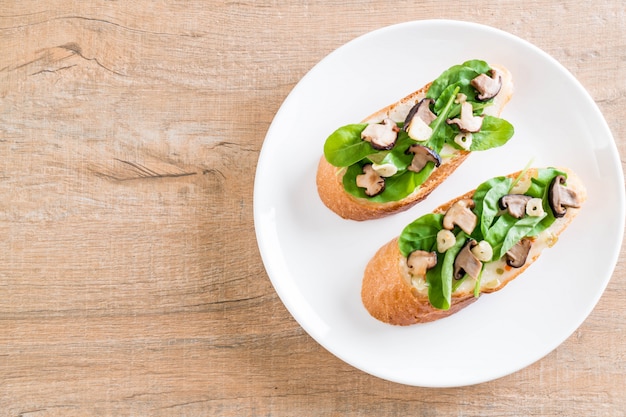 pan con rúcula y hongo shiitake